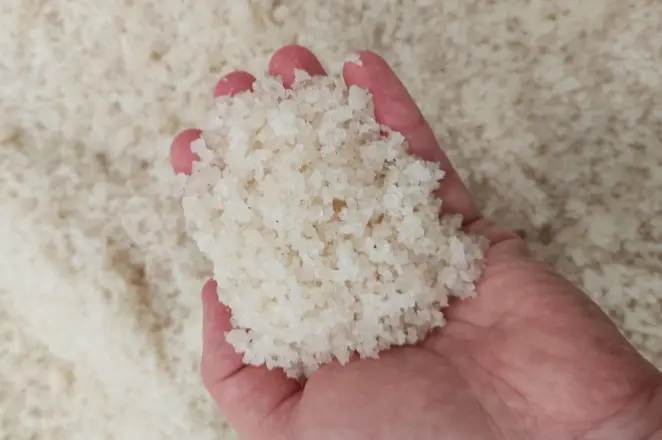 Loose white de icing salt